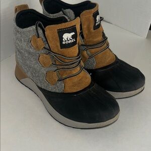 Sorel Women's Black and Tan Lace Up Boots